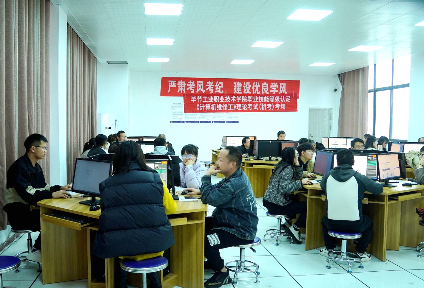 持續(xù)推進(jìn)職業(yè)技能等級(jí)認(rèn)定 不斷推動(dòng)“雙師型”隊(duì)伍建設(shè)