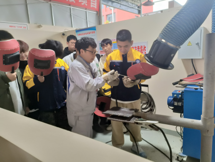 ?大國工匠進(jìn)校園，一對一技能傳授 