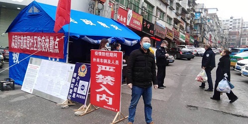 在逆境中前行，筑牢疫情防線 讓黨旗在防控疫情一線高高飄揚(yáng)