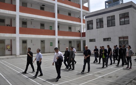 深入一線現(xiàn)場(chǎng)辦公解難題