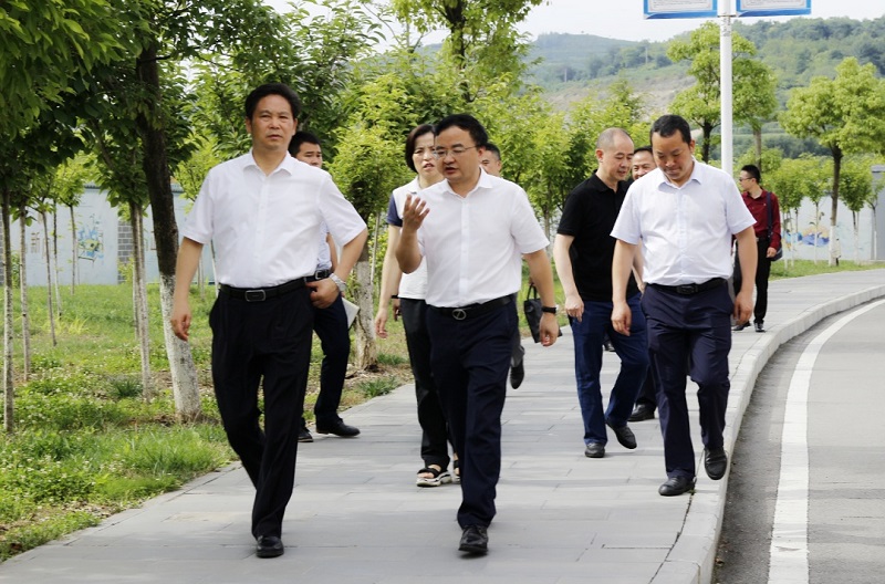 畢節(jié)市市委副書記、市長張集智一行到 畢節(jié)工業(yè)職業(yè)技術(shù)學(xué)院調(diào)研