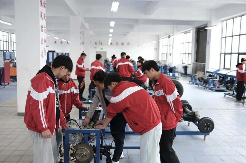 汽修專業(yè)學生上課現(xiàn)場