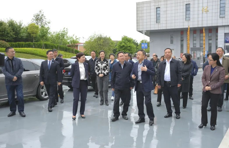 貴陽(yáng)市人民政府副市長(zhǎng)龍叢一行赴我院開(kāi)展畢業(yè)生就業(yè)創(chuàng)業(yè)工作調(diào)研