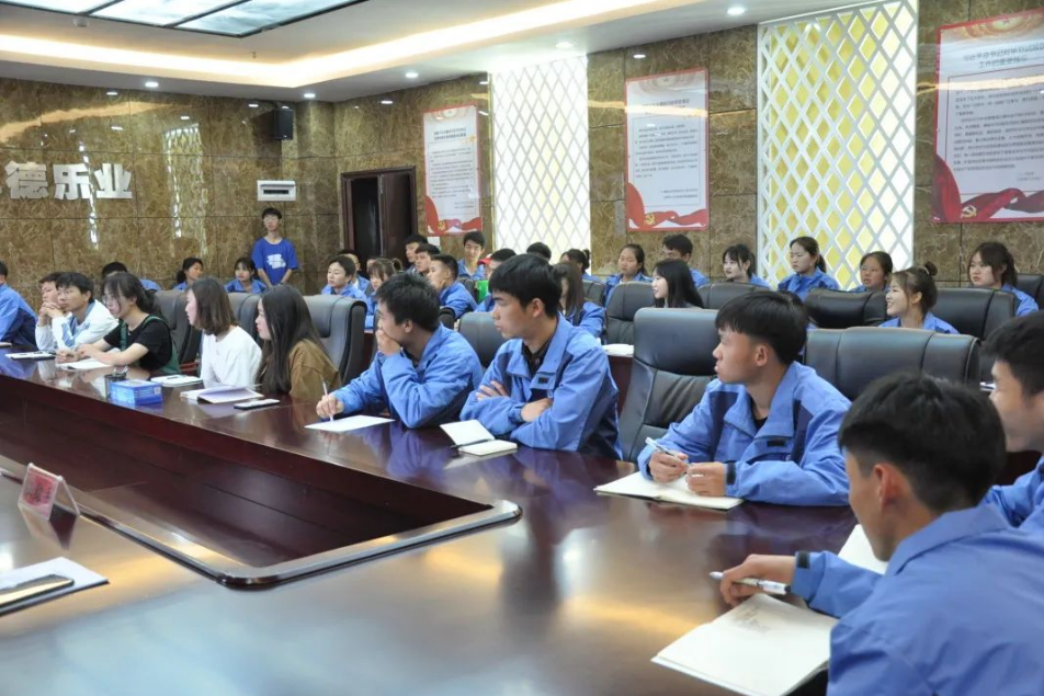 感謝你們?yōu)閷W(xué)院發(fā)展獻(xiàn)良策！