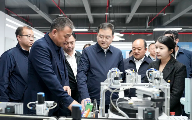 四川省人力資源和社會保障廳黨組成員、副廳長劉曉博一行赴我院考察