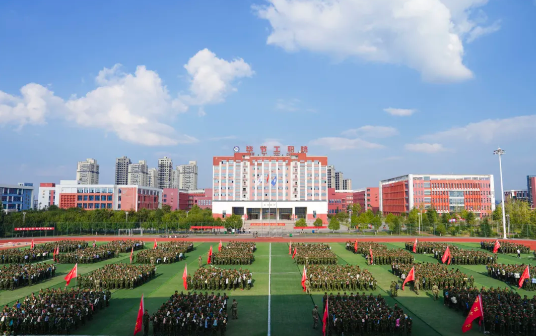 畢節(jié)工業(yè)職業(yè)技術(shù)學(xué)院2024級新生軍訓(xùn)拉練紀(jì)實