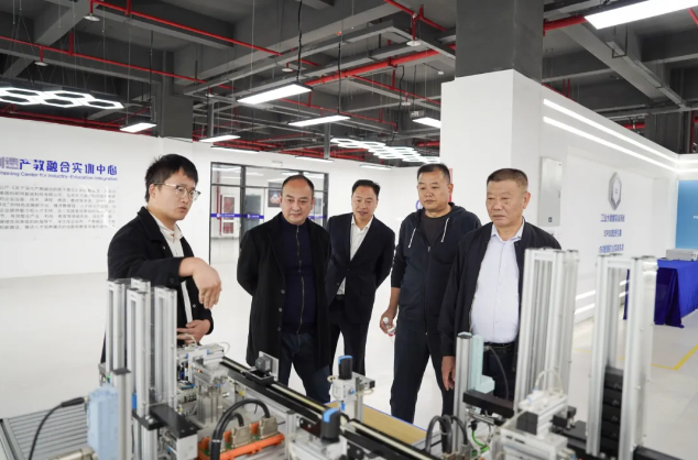 貴州省人民政府督學(xué)、省教育廳中小學(xué)名師名校長(zhǎng)培養(yǎng)管理辦公室主任謝笠率隊(duì)到我院考察調(diào)研職普融通工作